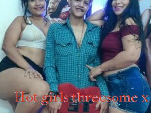 Hot_girls_threesome_x